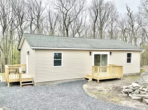 229 Hummingbird Trl, Bushkill, PA 18324