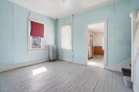 Living - 539 Harrison Ave, Scranton, PA 18510 photo 13 of 16