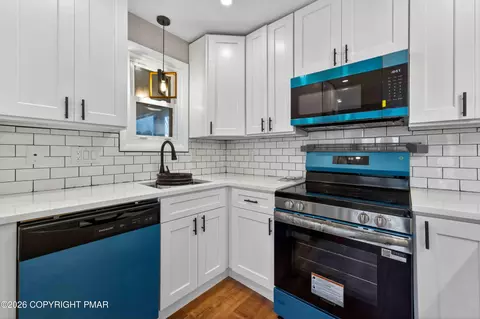 Kitchen - 170 Dover Dr, Bushkill, PA 18324 photo 5 of 5