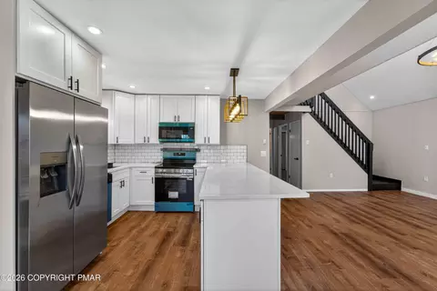 Kitchen - 170 Dover Dr, Bushkill, PA 18324 photo 4 of 5