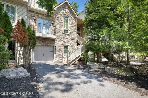 9 Wildbriar Ct, Lake Harmony, PA 18624