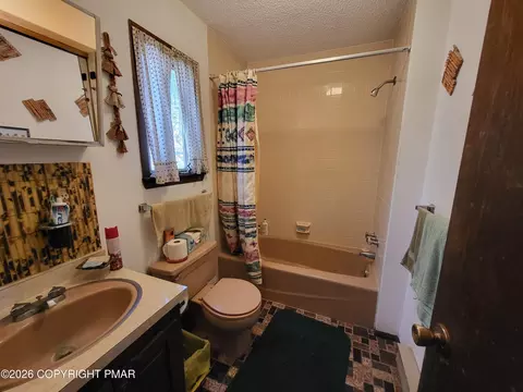 Bath - 1006 Hampstead Rd, Bushkill, PA 18324 photo 4 of 4