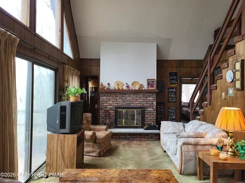 Living - 1006 Hampstead Rd, Bushkill, PA 18324 photo 2 of 3