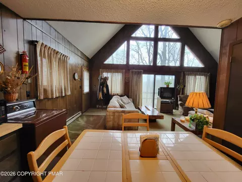 Dining - 1006 Hampstead Rd, Bushkill, PA 18324 photo 1 of 2