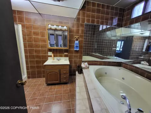 Bath - 1006 Hampstead Rd, Bushkill, PA 18324 photo 1 of 4
