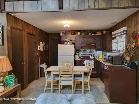 Kitchen - 1006 Hampstead Rd, Bushkill, PA 18324 photo 3 of 3
