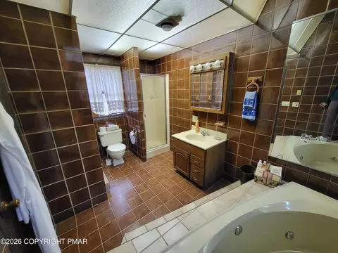 Bath - 1006 Hampstead Rd, Bushkill, PA 18324 photo 2 of 4