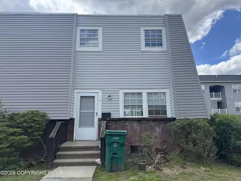9 Spring Ln, East Stroudsburg, PA 18301