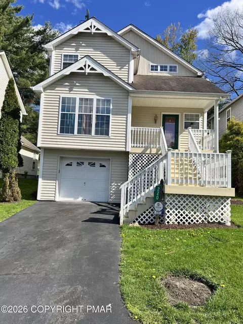 220 Hawthorne Village Ct, East Stroudsburg, PA 18302