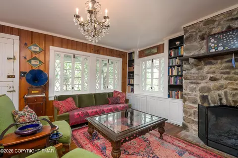 142 Knob Rd, Mount Pocono, PA 18344