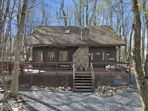 3355 Woodland Dr, Tobyhanna, PA 18466