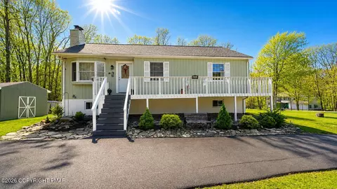 2295 Cramer Rd, Bushkill, PA 18324