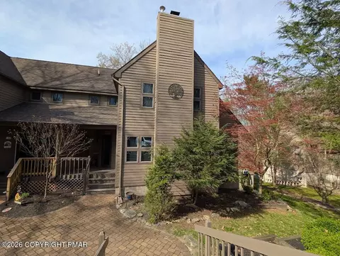 110 Woodmont Cir, Greentown, PA 18426