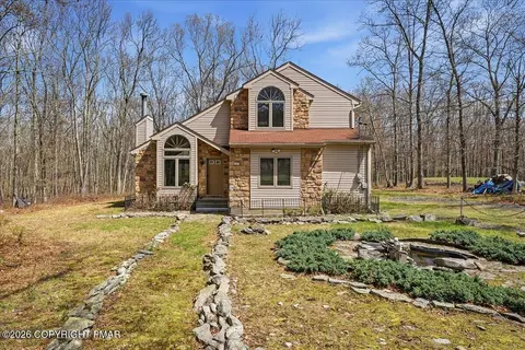 3176 Bluebird Dr, Bushkill, PA 18324