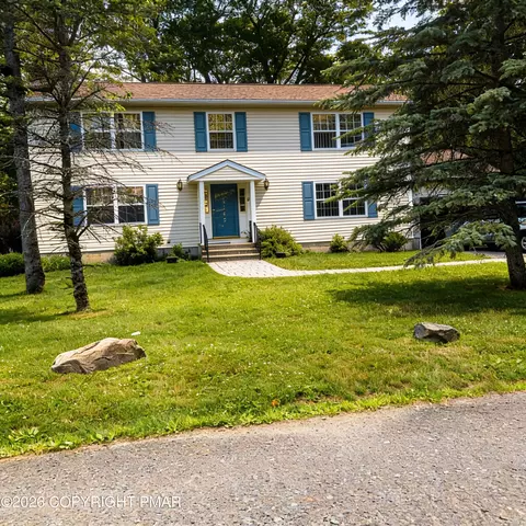 2105 Larkspur Ln, Tobyhanna, PA 18466