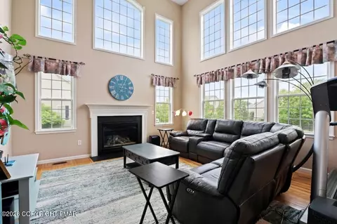 7128 Periwinkle Dr, Macungie, PA 18062