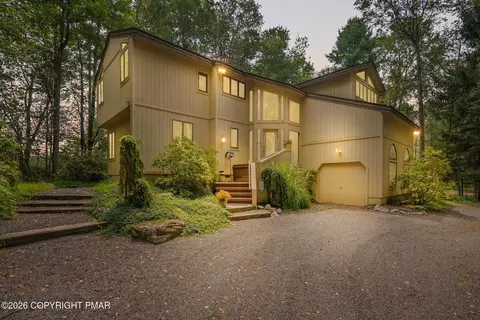 108 Blackfoot Trl, Pocono Pines, PA 18350