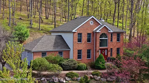 366 Rolling Hills Dr, East Stroudsburg, PA 18302