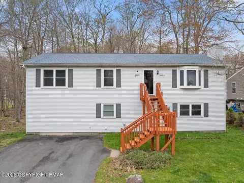 8435 Bear Trail Dr, Tobyhanna, PA 18466