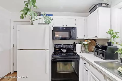 Kitchen - 126 Dunchurch Dr, Bushkill, PA 18324 photo 2 of 2