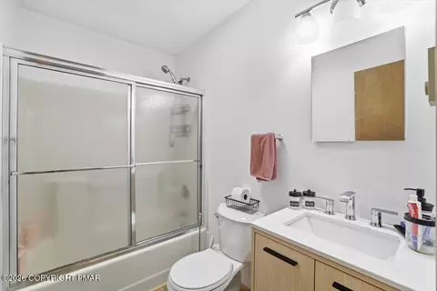 Bath - 126 Dunchurch Dr, Bushkill, PA 18324 photo 3 of 3
