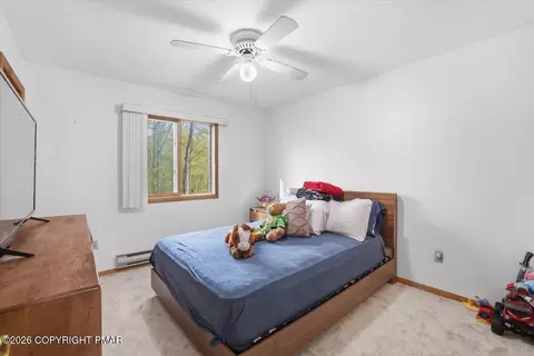 Bedroom - 126 Dunchurch Dr, Bushkill, PA 18324 photo 5 of 7