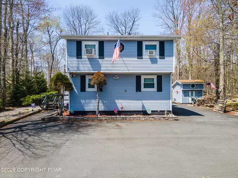 945 Country Place Dr, Tobyhanna, PA 18466