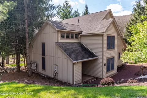 412 Hickory Dr, Tannersville, PA 18372
