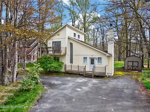 3152 Hamlet Dr, Tobyhanna, PA 18466