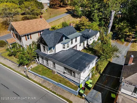412 N 8th St, Stroudsburg, PA 18360