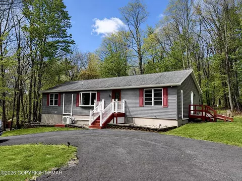 30 Burrwood Dr, Effort, PA 18330