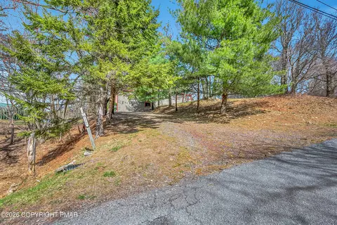1381 Glade Dr, Long Pond, PA 18334