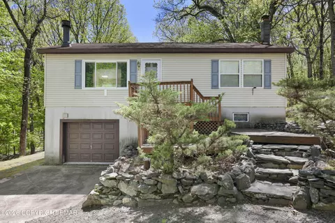 140 Whippoorwill Dr, Bushkill, PA 18324