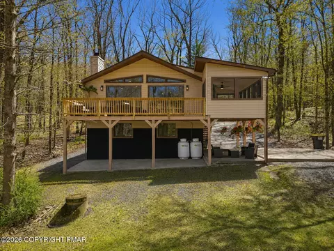 330 Surrey Dr, Hawley, PA 18428