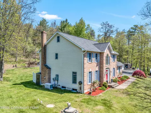 207 Smiley Ln, Stroudsburg, PA 18360