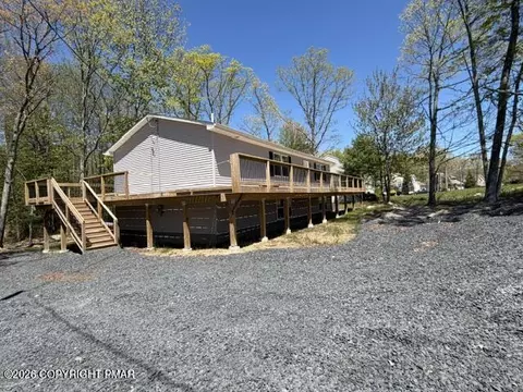 224 Kensington Dr, Bushkill, PA 18324