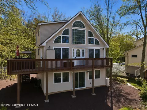318 N Arrow Dr, Pocono Lake, PA 18347