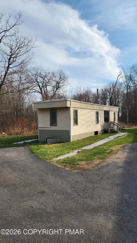 4122 White Rock Ln, Tobyhanna, PA 18466