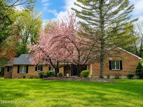 131 Bel Tor Dr, Stroudsburg, PA 18360