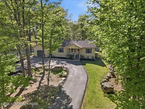 12 Rockway Ct, Lake Ariel, PA 18436