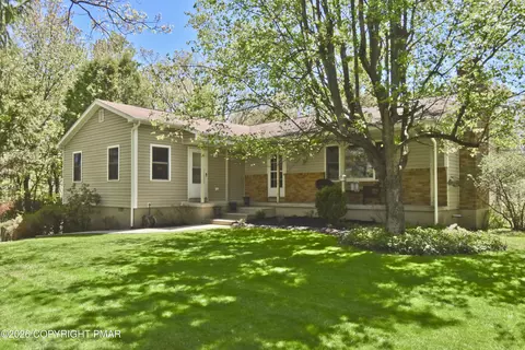 218 Applewood Dr, Swiftwater, PA 18370