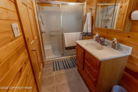 Bath - 1160 Bluebird Ln, Bushkill, PA 18324 photo 4 of 4