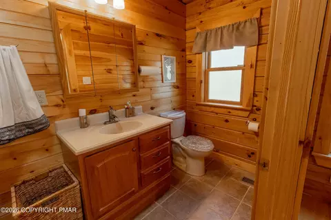 Bath - 1160 Bluebird Ln, Bushkill, PA 18324 photo 3 of 4