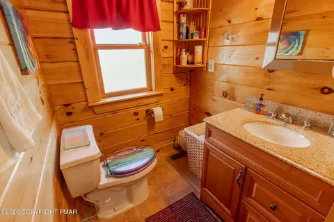 Bath - 1160 Bluebird Ln, Bushkill, PA 18324 photo 2 of 4