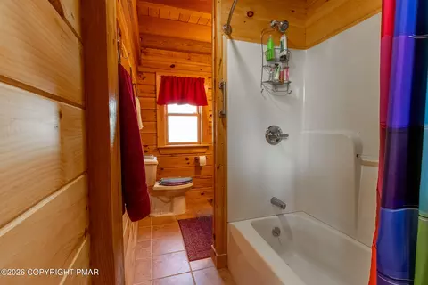 Bath - 1160 Bluebird Ln, Bushkill, PA 18324 photo 1 of 4