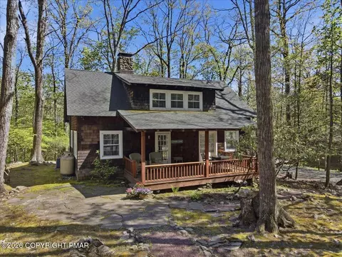 696 Lenape Ln, Buck Hill Falls, PA 18323