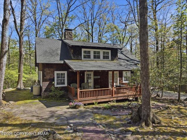 696 Lenape Ln, Buck Hill Falls, PA 18323
