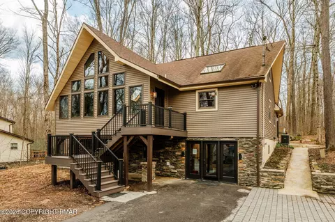 127 Oswayo Dr, Pocono Lake, PA 18347