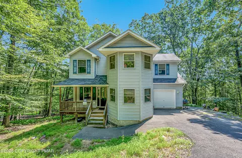 164 Bellingham Dr, Bushkill, PA 18324