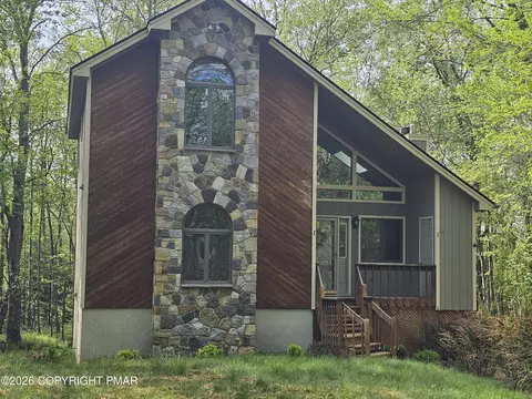 157 Cardinal Ln, Pocono Lake, PA 18347